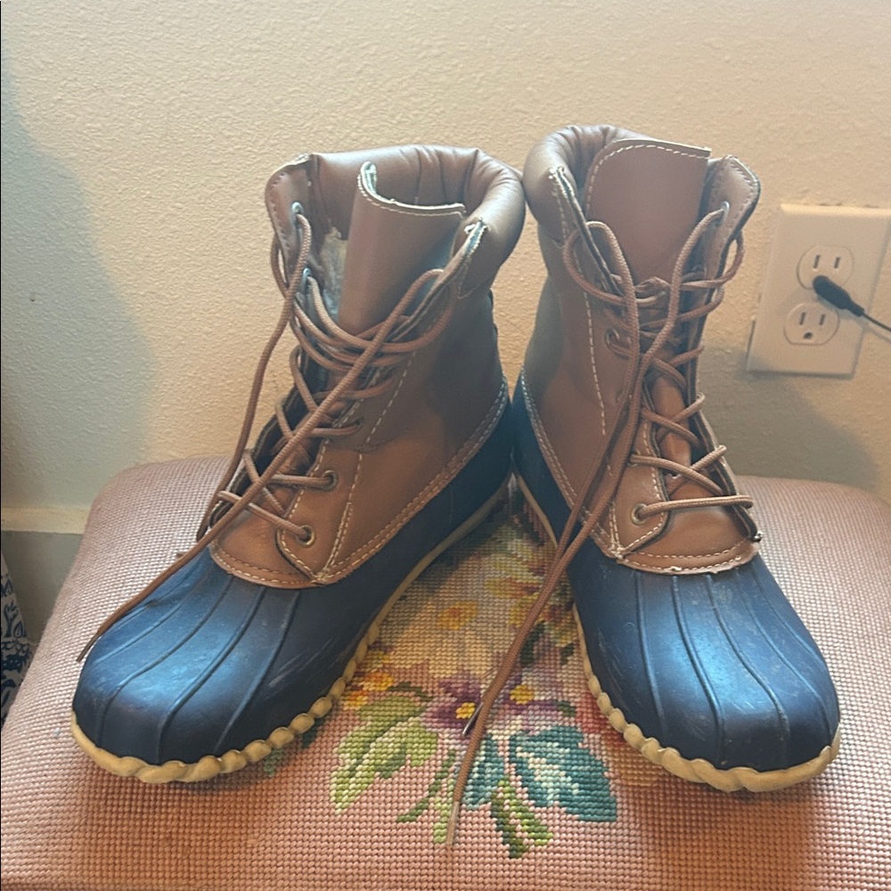 Outwoods Tan and Navy Lace-Up Winter Boots